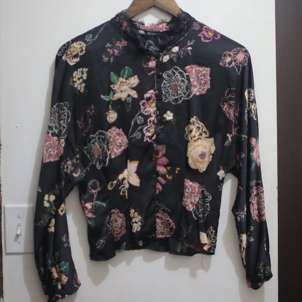 NWT FLORAL PRINT BLACK SATIN EFFECT BLOUSE. - Picture 4 of 11
